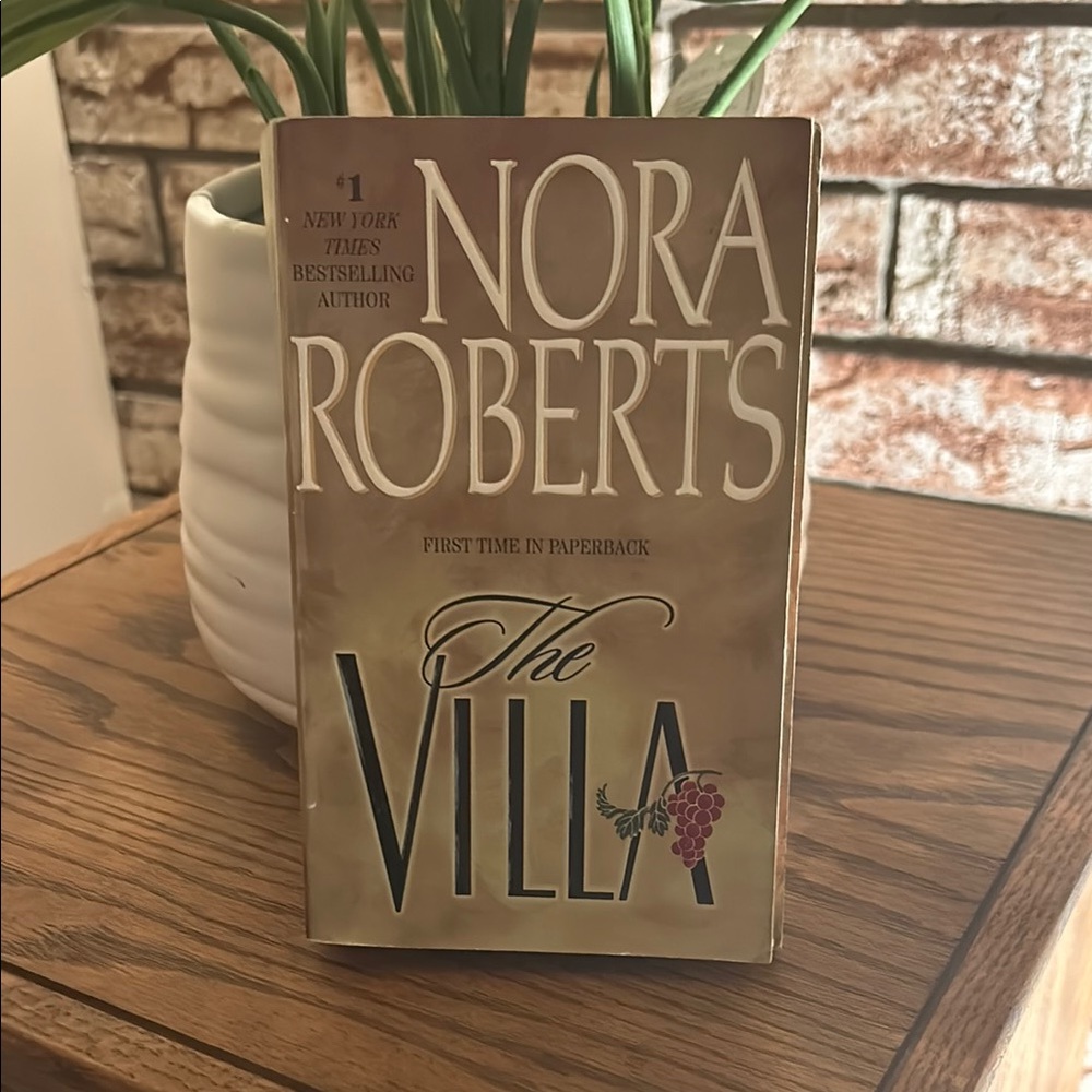 The Villa by Nora Roberts - Paperback